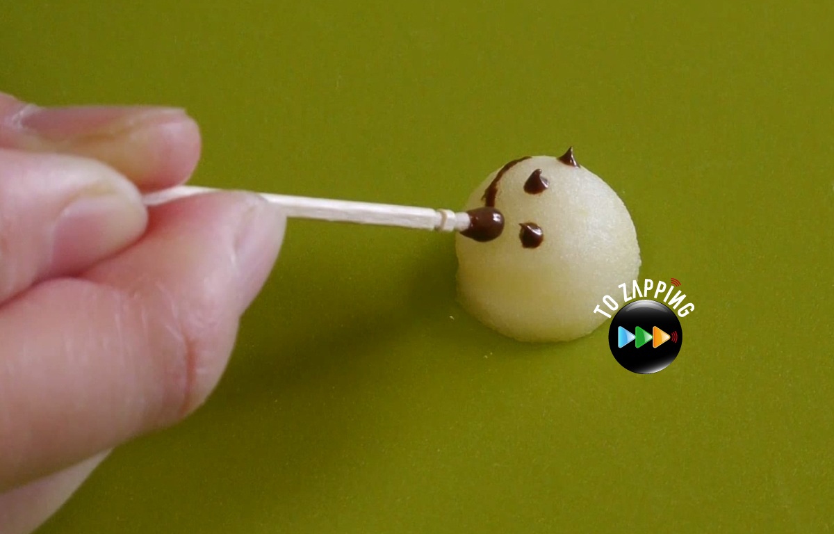 Cómo hacer muñeco de fresa con manzana