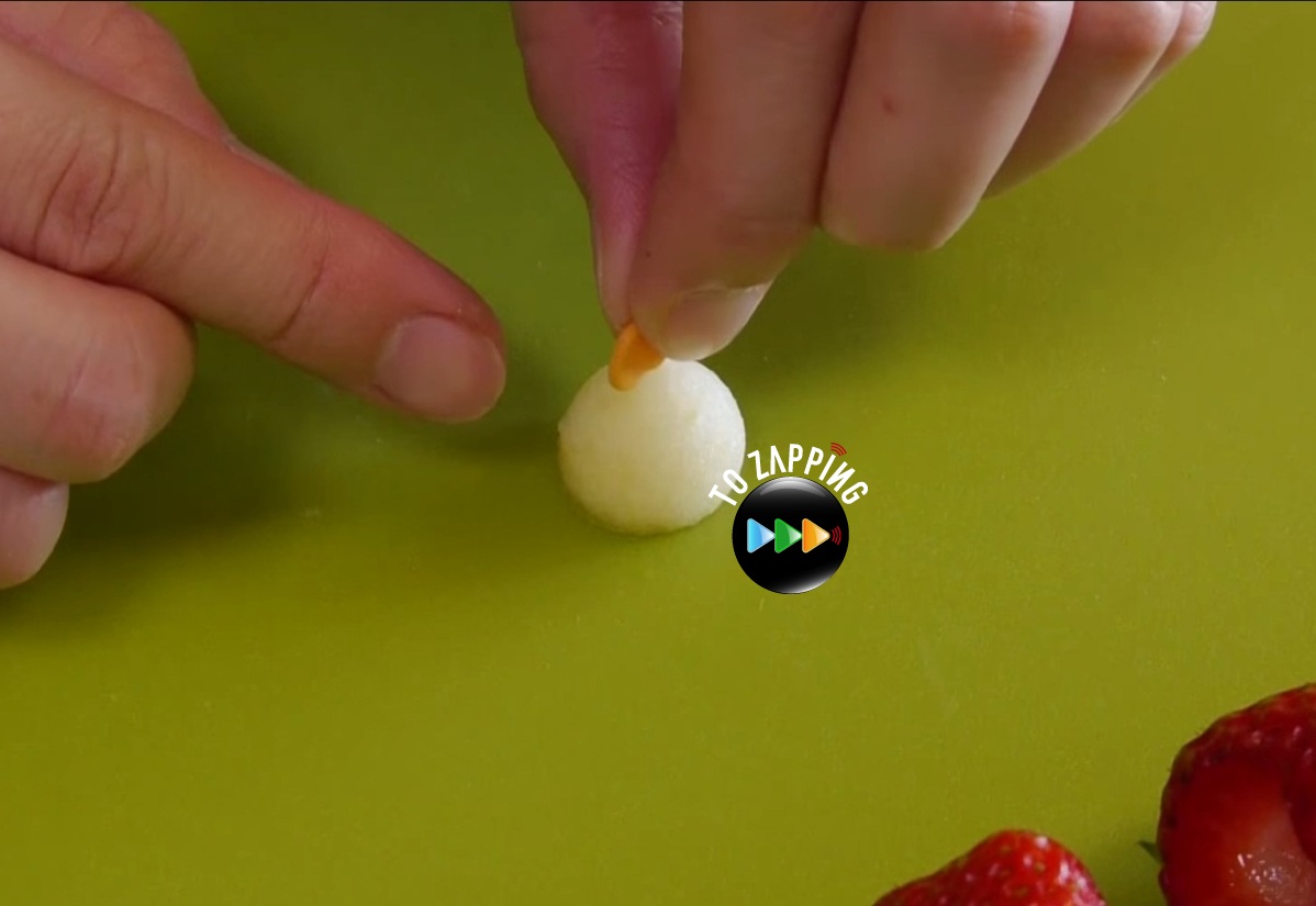 Cómo hacer muñeco de fresa con manzana